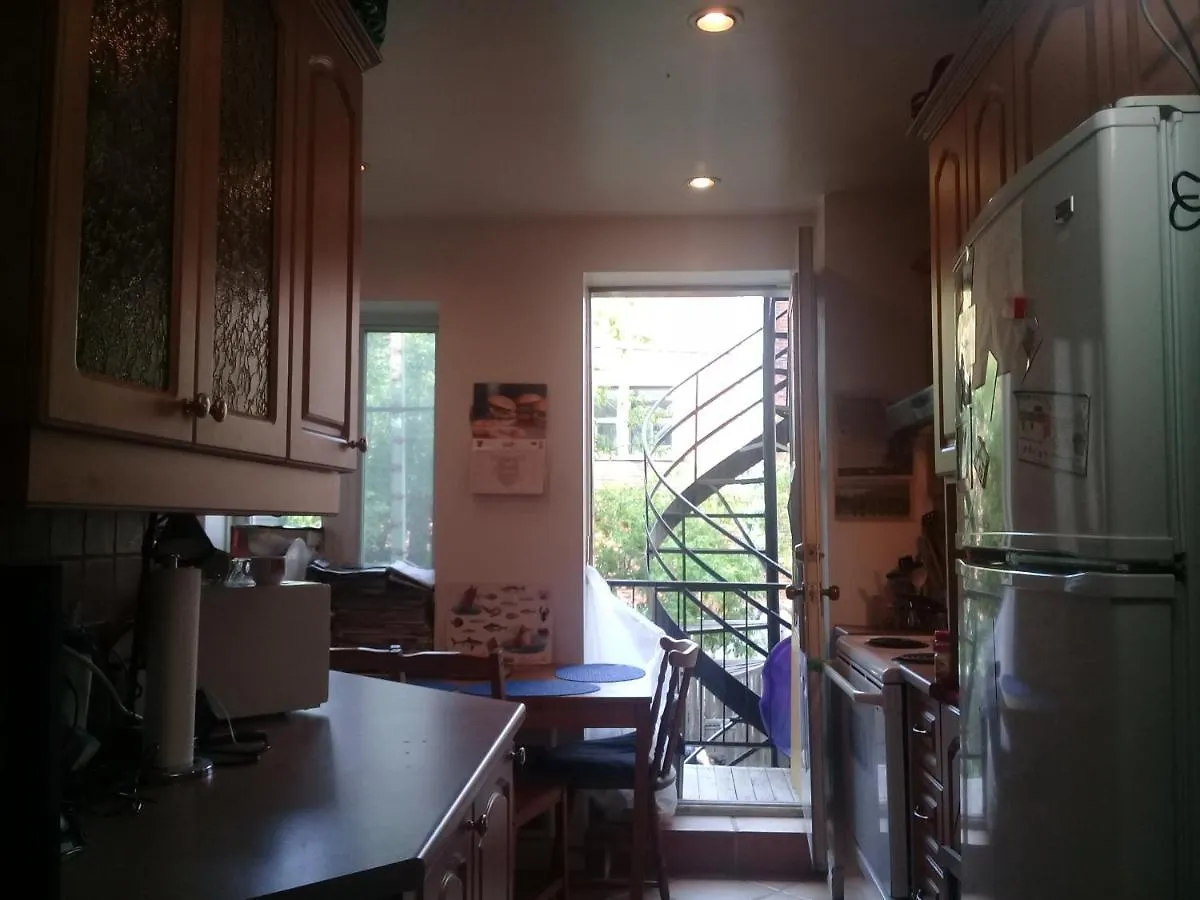 מונטריאול Pink Piano Homestay In A Funky Tiny Appartment To Share With Curtains As Dividers -- Hebergement Aux Rideaux Chez L'Habitant