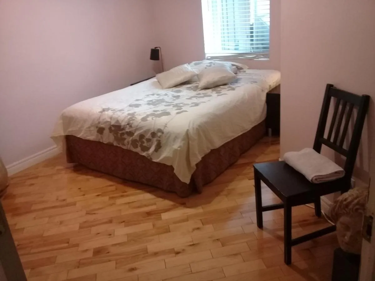 מונטריאול Pink Piano Homestay In A Funky Tiny Appartment To Share With Curtains As Dividers -- Hebergement Aux Rideaux Chez L'Habitant קנדה